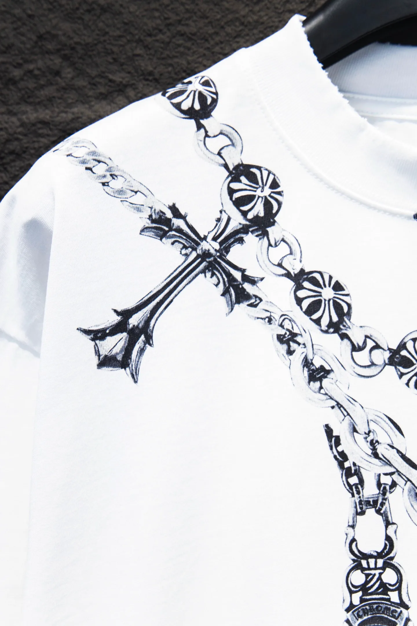 P190 Chrome hearts• 25ss ⚠YB custom-woven and dyed fabric, color, printing, version, accessories, hardware. The fabric is woven by imported machines. The uniqueness of the cloth texture creates a perfect garment effect. The fabric is made of 260-gram clean cloth with 320-gram 1*1 rib, 4-color environmentally friendly dyed fabric, and the threads are in the same cylinder without color difference.  Garment white ink direct-injection printing, imported technology, collar, pockets, cuffs, front and rear threads, the details are clearly visible. The printing uses Japanese BROTHER white ink digital direct-injection garment printing. This model is a global limited edition. In order to present a product like a work of art, after a long period of repeated determination of details, a very high standard of garments is presented. The front chest is made of direct-injection printing environmentally friendly glue material, using a mechanized printing process. Mechanical printing has high precision, the positioning accuracy can reach ±0.02mm, and the quality is stable.   The body of the garment is processed with hand-nailed hardware elements, which greatly increases the interest of the garment and creates a unique visual effect. The special washing effect creates a unique aged effect.  Croix Heart Short Sleeve must be the first short-sleeved piece in spring and summer that blurs the boundaries of unisex style. It has a classic dropped shoulder oversize version and a loose and casual upper body.  Color: Black White Size: S M L XL